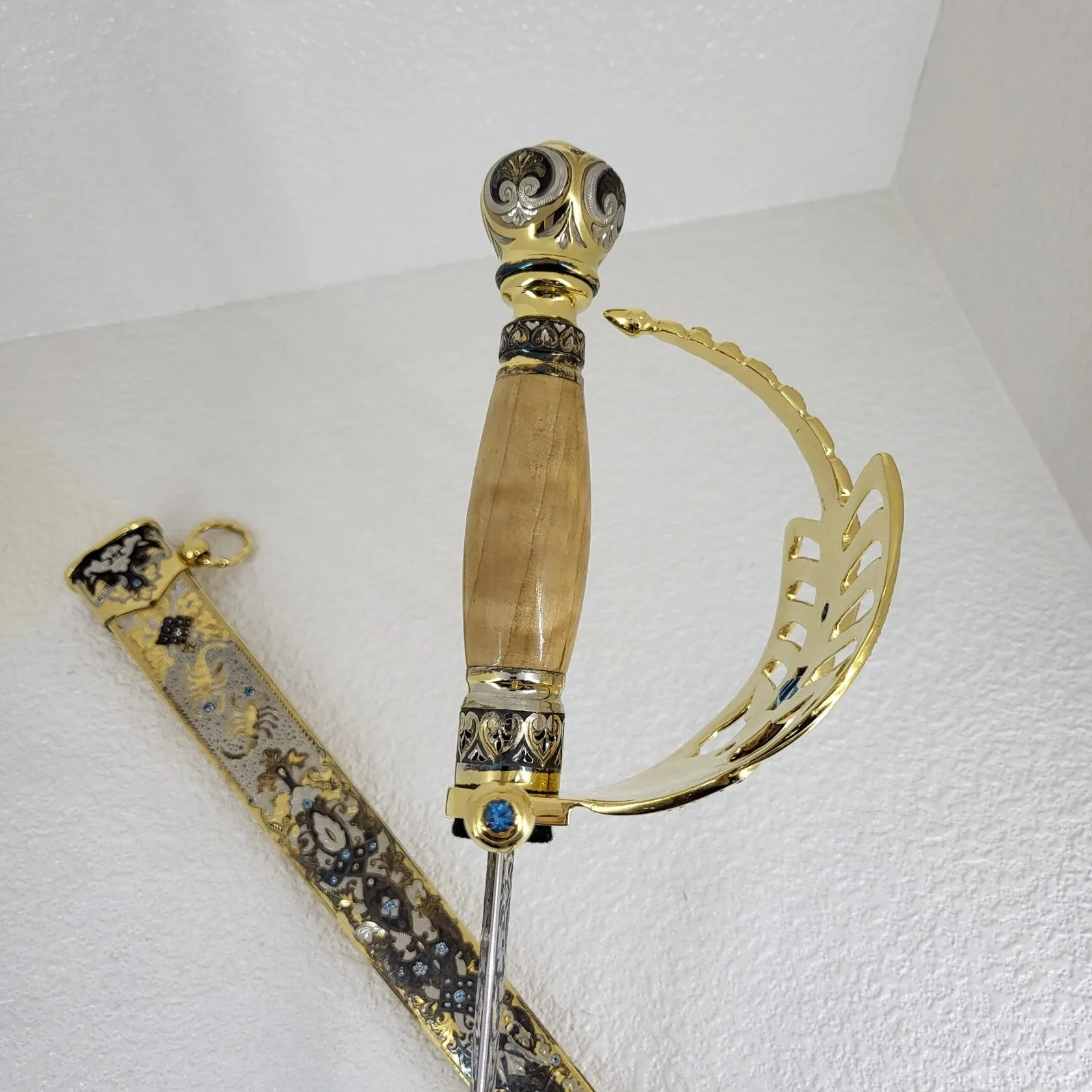 Дага Скорпион с камнями